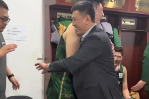 胜深圳更衣室！全员兴奋氛围极佳，汉兹领奖发懵，王世龙得金链子