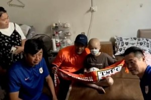 华体会网页版-王大雷看望患癌小球迷，并与其约定特殊庆祝动作